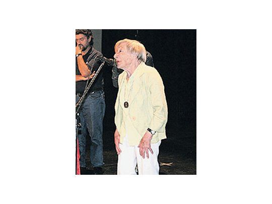 La distinción a la trayectoria de la titiritera SarahBianchi mereció ovaciones (igual que lade Osvaldo Bonet), no así los premios parados obras porteñas en detrimento de las delinterior del país.