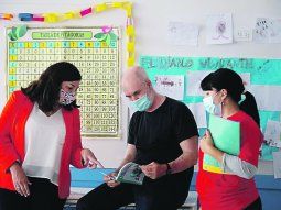 Regreso. Horacio R. Larreta, ayer en la  Escuela N° 5 D. E. 5 de Nueva Pompeya, donde los chicos de primaria refuerzan contenidos en la última semana de la Escuela de Verano.