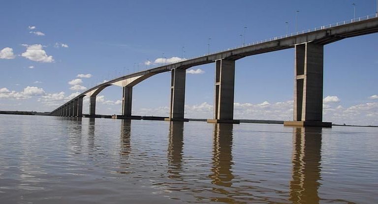 El Puente Libertador General San Martín cruza el río Uruguay y une Argentina y Uruguay desde Gualeguaychú a Fray Bentos. Era el puente que se cortaba en el momento por el conflicto de las papeleras. El nuevo unirá Zarate con Nueva Palmira. 