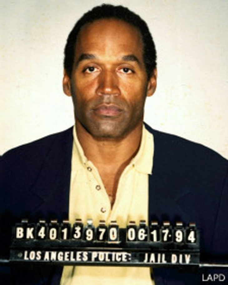 El exjugador de fútbol americano O.J. Simpson fue arrestado en 1994, acusado de haber matado a su exesposa y un amigo de esta.