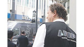En los últimos tiempos, los operativos en la City contra la venta ilegal de dólares  se multiplicaron. Sin embargo, esta operatoria no se detuvo y, dicen, continuará después de la unificación del tipo de cambio.