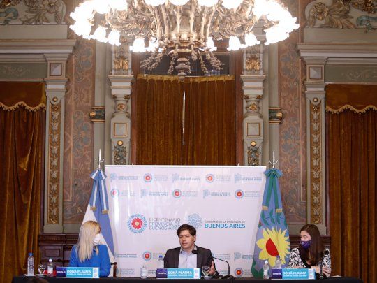 El gobernador de la provincia de Buenos Aires, Axel Kicillof, junto a la ministra de las Mujeres, Políticas de Género y Diversidad Sexual, Estela Díaz, y la vicegobernadora, Verónica Magario.