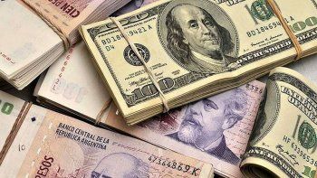 La gente se desprende de los pesos y persigue los dólares.