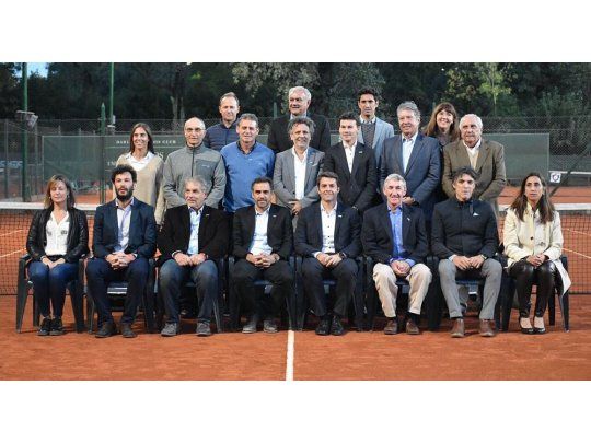 Abajo, al centro y a la derecha, Calleri, y a su izquierda Zabaleta, presidente y vice primero, respectivamente. La cúpula dirigencial del tenis argentino asumió oficialmente (Foto: @AATenis).