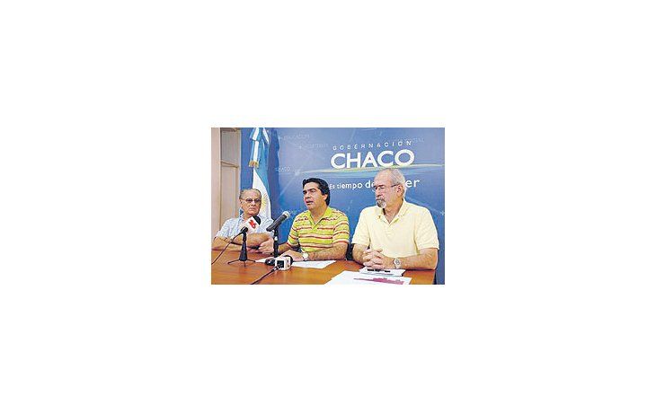 El viceministro de Salud de la Nación, Carlos Soratti; el gobernador Jorge Capitanich y el experto cubanoEric Martínez Torres, durante la conferencia de ayer en la que brindaron en último informe sobre elavance del flagelo.