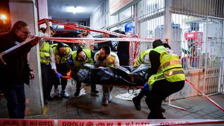 Socorristas retiran cuerpos del ataque en Bnei Brak.