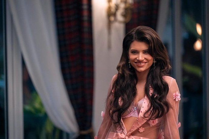 La actriz argentina, Eva De Dominici, participa de esta polémica comedia de Hollywood.