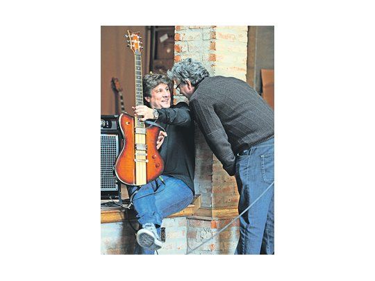El ministro de Economía, guitarra en mano en Del Cielito Records, a las 13.45, recibe del secretario de Transporte, Pablo Schiavi, las buenas noticias sobre la elección en Capital.