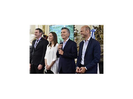 Macri hizo los anuncios desde el Salón Blanco de la Casa Rosada