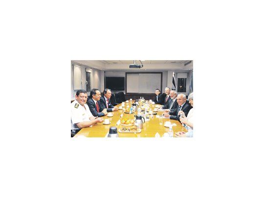 El gobernador Scioli y funcionarios bonaerenses mantuvieron un encuentro ayer con el ministro israelí del área de Seguridad, Yitzhak Aharonotovich.