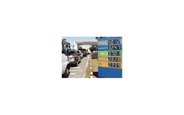 ámbito.com | Las colas para cargar nafta se notan en algunos puntos claves del área metropolitana. Hay aumento de la demanda, escasez de oferta, actitudes preventivas de los consumidores y maniobras para trasladar producto al interior, donde el precio es más alto.