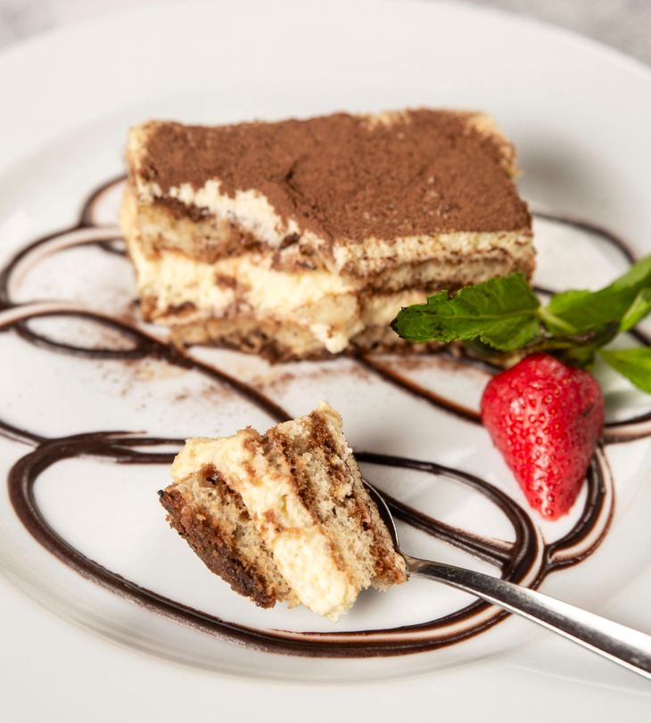 En cuanto al dolci, clásicos como el tiramisú con mascarpone y la merengatta satisfacen los paladares más golosos.