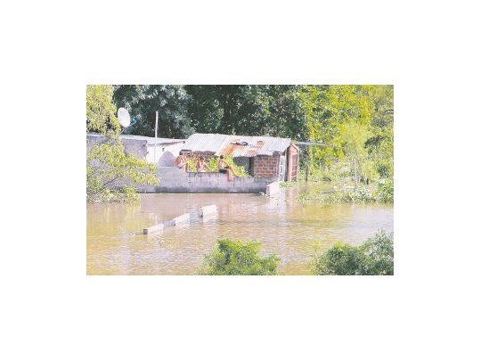 El Litoral, en alerta: miles de evacuados y autoevacuados por la crecida de los ríos.
