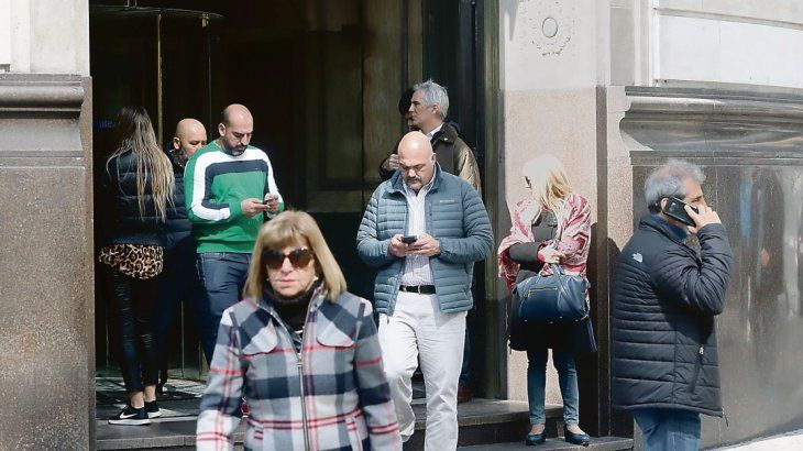 Clientes al dente. En la primera jornada del control de cambios las sucursales recibieron ayer una mayor afluencia de clientes bancarios. Consultas, operaciones y dudas por doquier.