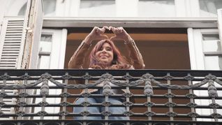 Cirstia saluda a la militancia desde el balcón de su departamento. Cirstia saluda a la militancia desde el balcón de su departamento.