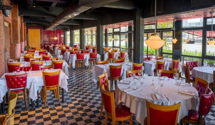 They offer a varied and extensive menu and you can drink unlimited draft beer, wine, soda and water until midnight.