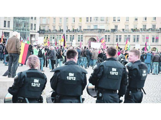 LOS LUNES, ODIO. Consignas xenófobas, antiislámicas y hasta hostiles a la prensa son el menú de las manifestaciones semanales del movimiento Pegida en Dresde.