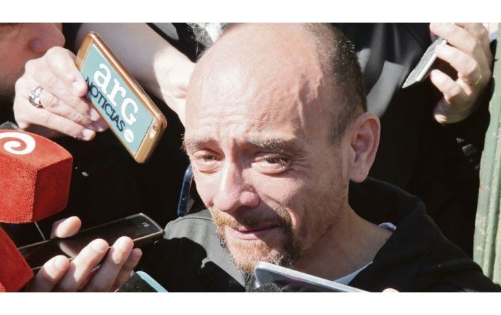 La noticia. El padre de la joven al enterarse que su hija había aparecido sana y salva en el barrio porteño de Flores.