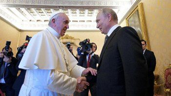 El papa Francisco fue a la embajada rusa en el Vaticano a intentar mediar tras el ataque a Ucrania