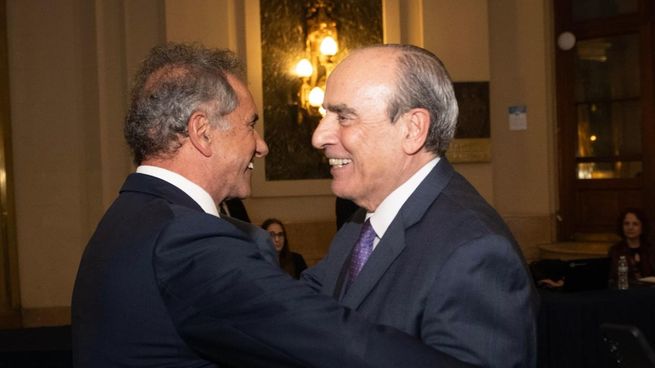 Daniel Scioli festejó junto a Guillermo Francos la aprobación de la ley Bases.
