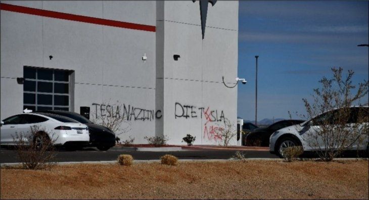 Wagner está señalado por escribir mensaje intimidantes afuera de una concesionaria de Tesla. Wagner está señalado por escribir mensaje intimidantes afuera de una concesionaria de Tesla.