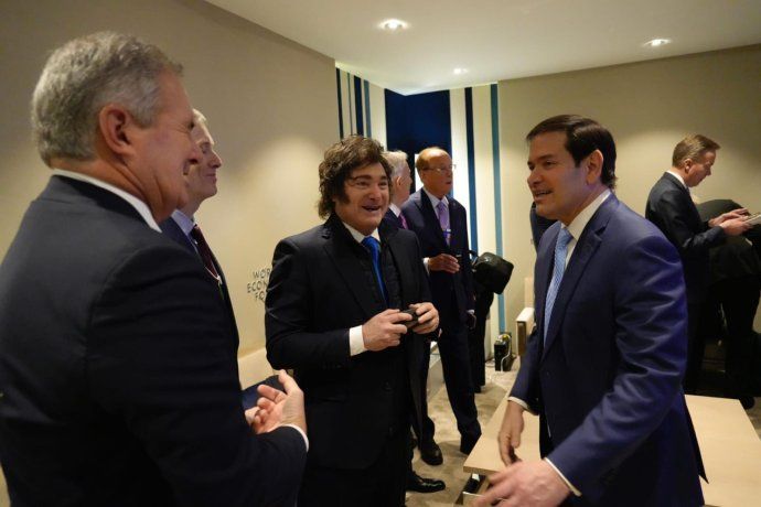 Milei saludó a Rubio, acompañado del canciller Pablo Quirno. Milei saludó a Rubio, acompañado del canciller Pablo Quirno.