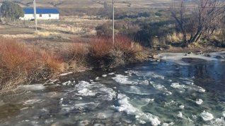 El río Curruhué se congeló debido a la ola polar en Argentina.&nbsp;