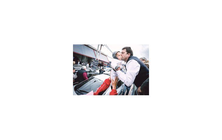 Sergio Massa encabezó ayer una caravana en La Matanza que se alteró por una sucesión de ataques. Fue el inicio de la campaña en el período legal que hoy tendrá el lanzamiento de Martín Insaurralde.