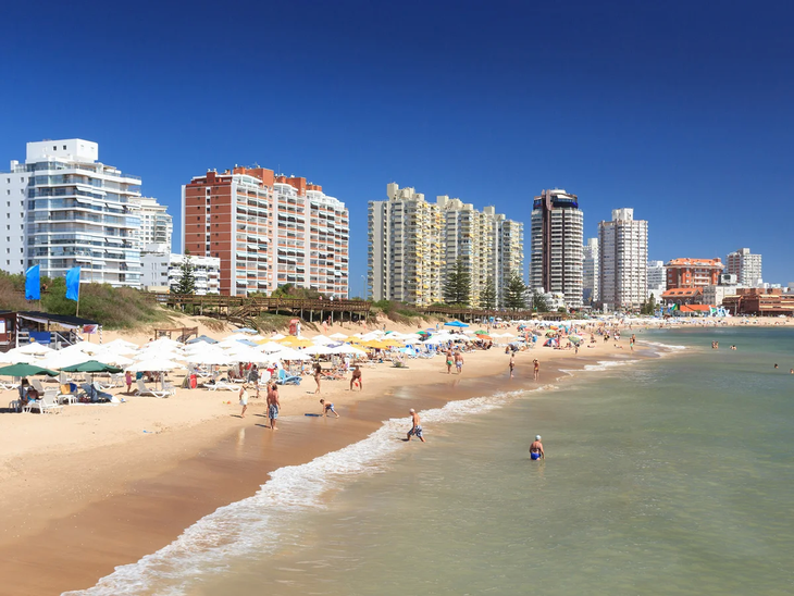 Punta del Este esta siendo protagonista de una temporada de verano récord y ofrece hasta un 30% más en el sueldo de zafrales. Punta del Este esta siendo protagonista de una temporada de verano récord y ofrece hasta un 30% más en el sueldo de zafrales.