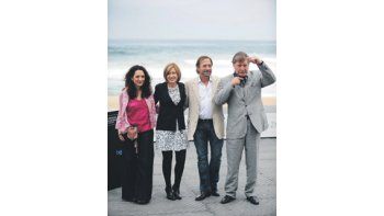 La directora Ana Katz, Mercedes Morán, Guillermo Francella y Arturo Puig en San Sebastián, donde se exhibió «Los Marziano».