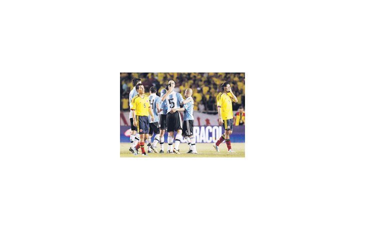 El festejo de Leandro Desábato con Fernando Gago y Clemente Rodríguez. Argentina reaccionó y ganó.