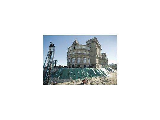 Frente a la playa, el Hotel Casino Carrasco pronto volverá a recibir los más suntuosos eventos sociales de la capital uruguaya.