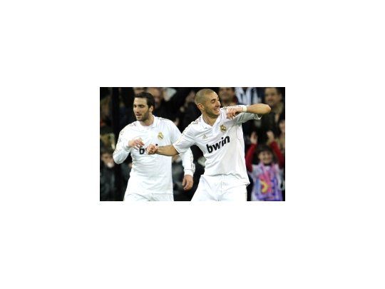 Mourinho apostó a dos nueve como Benzema e Higuaín y pagaron con goles.