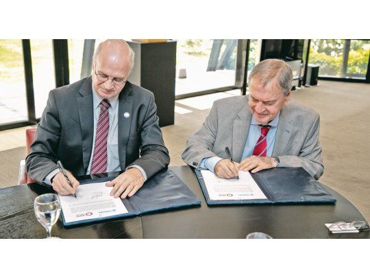 Financiamiento. El cordobés Juan Schiaretti recibió ayer a funcionarios de la Agencia Francesa de Desarrollo (AFD) para avanzar en la obtención de un préstamo de entre 100 y 150 millones de euros, para obras de agua y cloacas (entre ellas, un mega-acueducto junto a Santa Fe) y programas de viviendas sociales. Allí firmó con el director para América Latina de la AFD, Bruno Leclerc, un memorándum de entendimiento para desarrollar y profundizar el vínculo entre las partes.