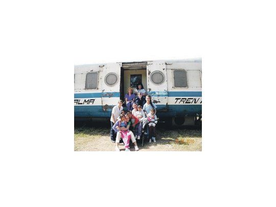 «Un tren a Pampa Blanca» registra el trabajo de los pediatras de la Fundación Alma que recorren 1.700 kilómetros atendiendo niños sin subsidios estatales y pese a la decadencia del sistema ferroviario.