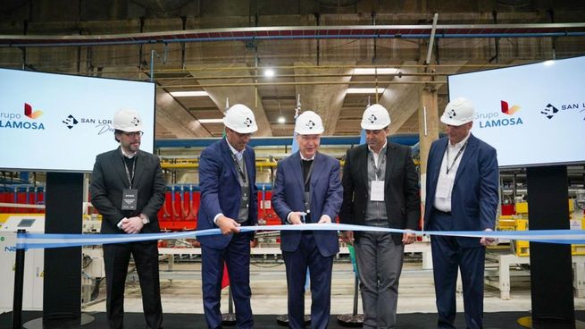 El tradicional corte de cinta en la nueva planta de Cerámica San Lorenzo.