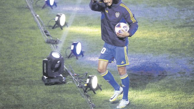 como un ídolo. Fue recibido en la Bombonera Cavani, quien debutaría ante Nacional, por la Copa Libertadores.