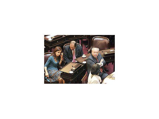 Cristina de Kirchner cuchichea junto con sus asesores detrás del acusado juez de la CorteAntonio Boggiano, antes de comenzar la jornada de alegatos de abogados y del propiomagistrado. Le pusieron fecha de sentencia.