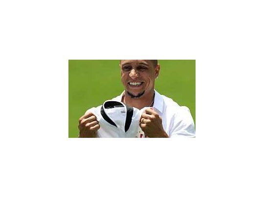 Roberto Carlos con su nueva camiseta, la del Corinthians.