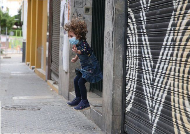 Este domingo, los niños volvieron a jugar en la calle en España tras seis semanas de estricto confinamiento por coronavirus.