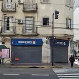 Persianas bajas en la sucursal de Farmacias del Dr. Ahorro ubicada en la esquina de avenida Córdoba y Uruguay, tras el cierre total de la cadena en la Argentina. Persianas bajas en la sucursal de Farmacias del Dr. Ahorro ubicada en la esquina de avenida Córdoba y Uruguay, tras el cierre total de la cadena en la Argentina.
