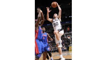 Ginóbili anotó 17 puntos en la victoria de San Antonio.