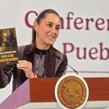 Cluadia Sheinbaum con su libro Diario de una transición histórica en la mano. Cluadia Sheinbaum con su libro Diario de una transición histórica en la mano.