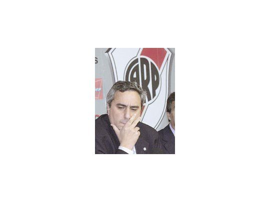 La pobre campaña que viene realizando River se trasluce en el rostro de su presidente, José María Aguilar, quien pretende repatriar a Ortega y a DAlessandro.