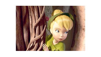 La humanizada Tinker Bell, más cerca del clásico estereotipo de la rubia tonta que de la geniecilla mágica de Peter Pan.