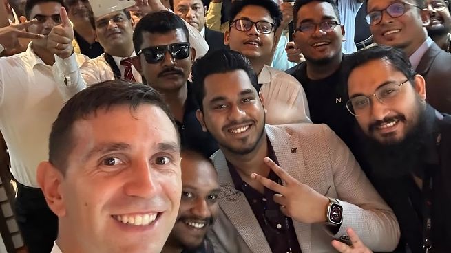 Locura. Emiliano Martínez revolucionó Bangladesh.
