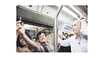 El candidato del Partido de la Social Democracia Brasileña (PSDB), José Serra, fue fotografiado ayer por un pasajero del subte de San Pablo. El opositor está en su peor momento en los sondeos.