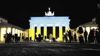 REPERCUSIONES. La Puerta de Brandemburgo en Berlín se visitó ayer con los colores de la bandera ucraniana, mientras que grupos de personas protestaron frente a la Embajada rusa en Londres para exigir una desescalada. Occicidente incrementa los esfuerzos diplomáticos para evitar una escalada.