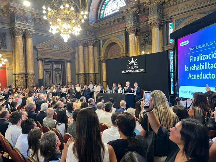 “Quiere llevar a la Argentina a sociedades duales “Quiere llevar a la Argentina a sociedades duales