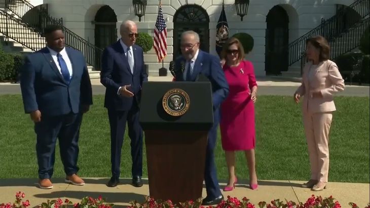 El momento en que el presidente Joe Biden espera un saludo que ya recibió.